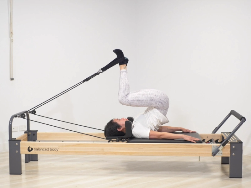 Cách thực hiện bài tập Pilates Short Spine trên Reformer.