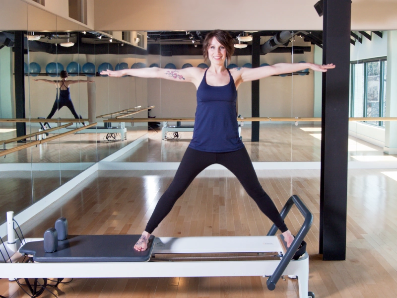 Bài tập Pilates Side Splits trên Reformer