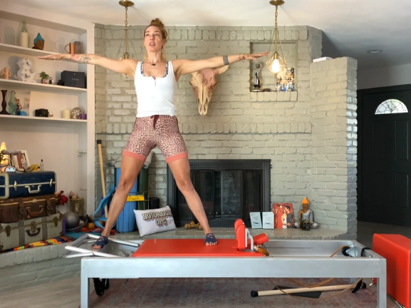 Hướng dẫn thực hiện bài tập Side Splits trên máy Reformer.