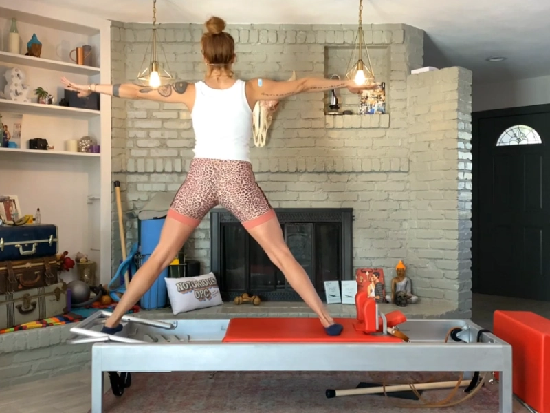 Hướng dẫn thực hiện bài tập Side Splits trên máy Reformer.