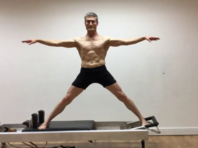 Bài tập Pilates Side Splits trên Reformer