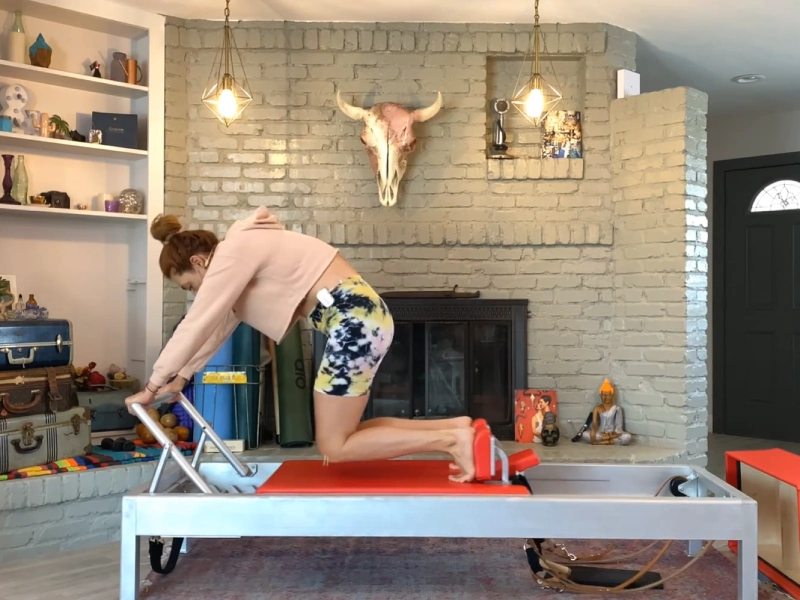 Các bước thực hiện bài tập Tư thế chuẩn bị thực hiện động tác Pilates Single Leg Knees Off trên Reformer