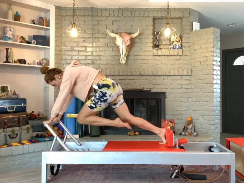 Các bước thực hiện bài tập Pilates Single Leg Knees Off trên Reformer