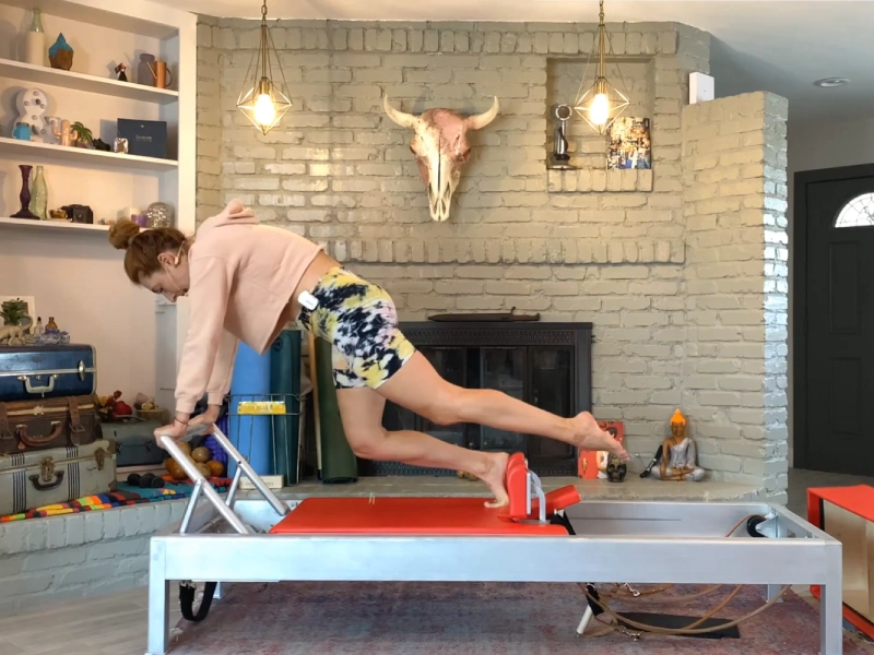 Các bước thực hiện bài tập Pilates Single Leg Knees Off trên Reformer