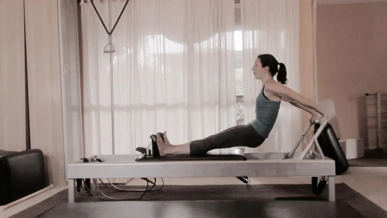 bai-tap-pilates-single-leg-long-back-stretch-tren-reformer-2