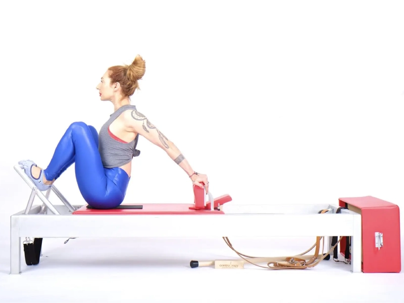 Bài tập Pilates Stomach Massage Hands Back trên Reformer.