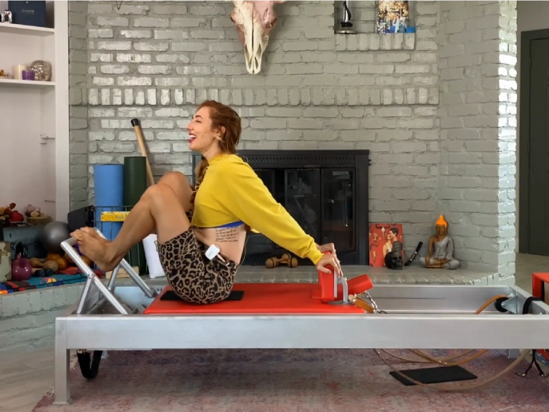 Cách thực hiện bài tập Stomach Massage Hands Back trên máy Reformer.
