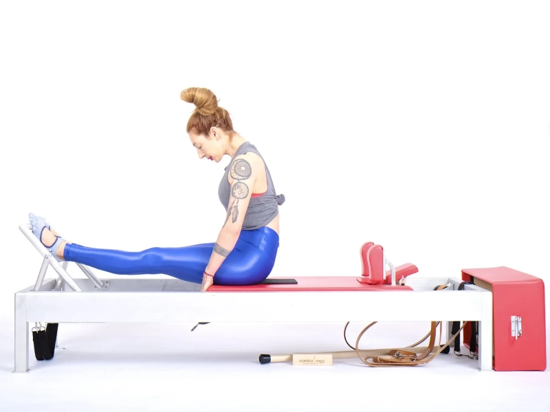 Bài tập Pilates Stomach Massage Round Back trên Reformer.
