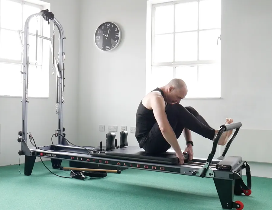 bai-tap-pilates-stomach-massage-round-back-tren-reformer-3