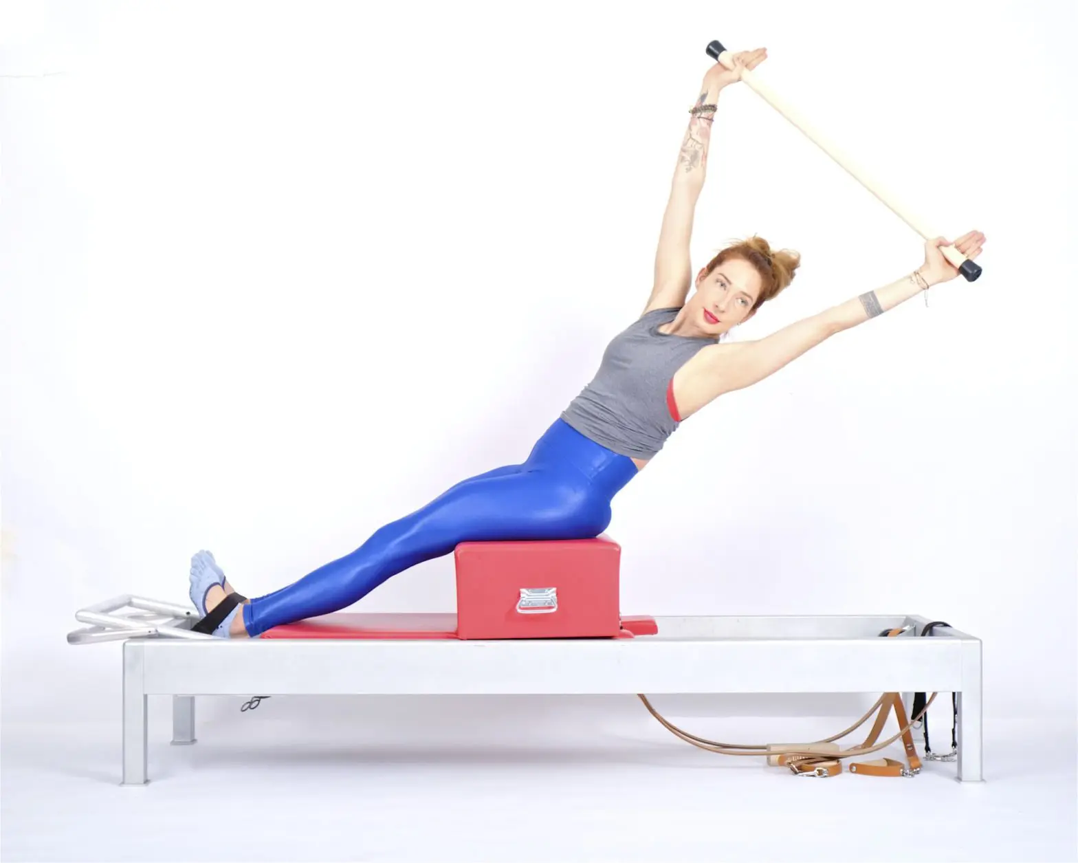 bai-tap-pilates-twist-and-reach-tren-reformer-2