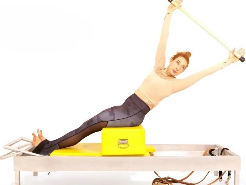 Bài tập Pilates Twist on Hip trên Reformer.