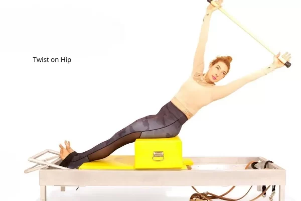 bai-tap-pilates-twist-on-hip-tren-reformer-1