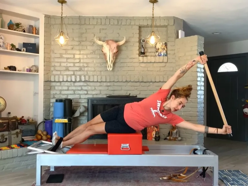Các bước thực hiện bài tập Pilates Twist on Hip trên Reformer.