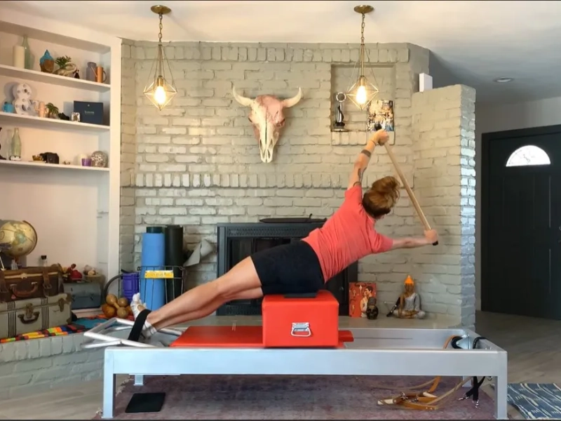 Các bước thực hiện bài tập Pilates Twist on Hip trên Reformer.