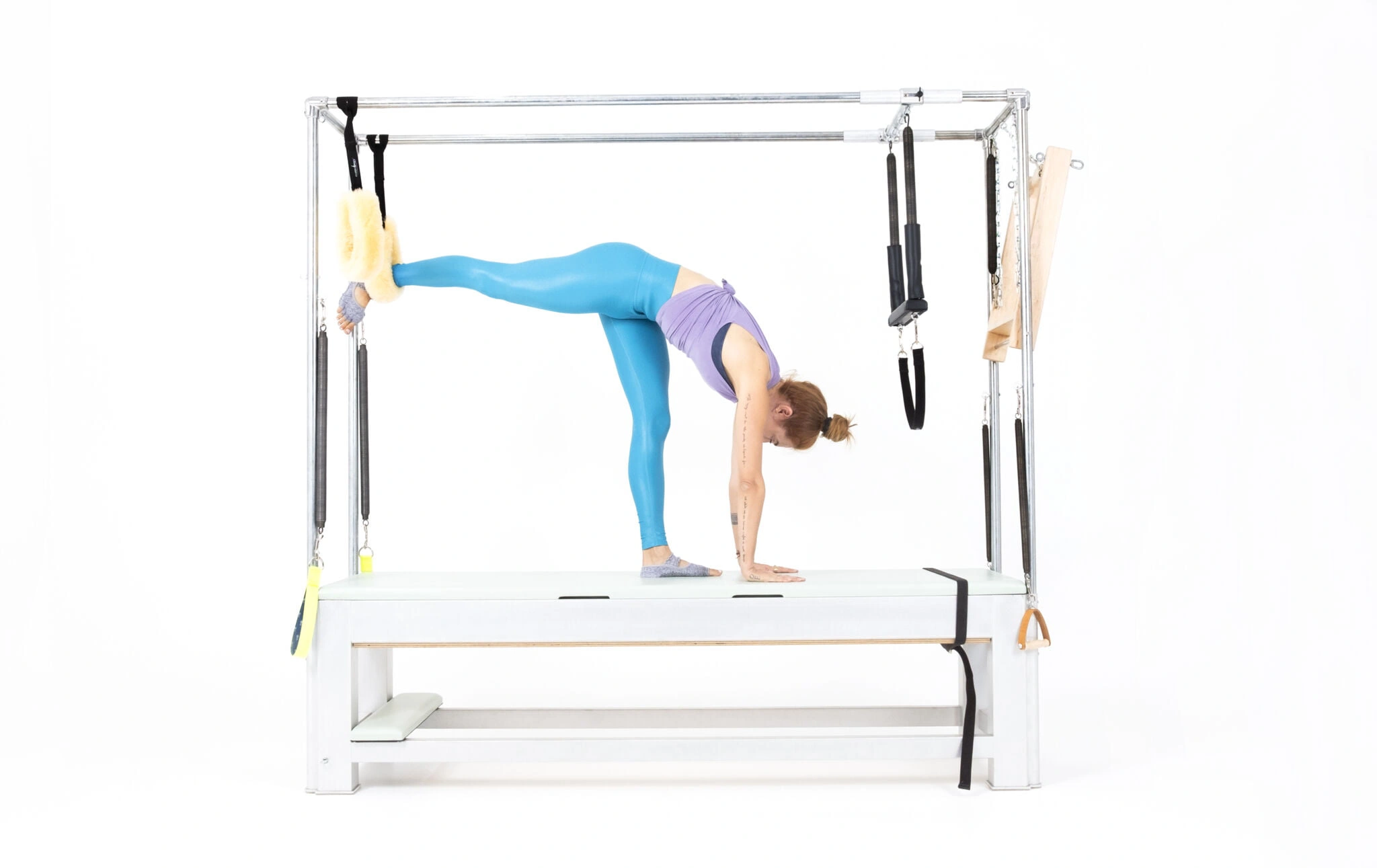 bai-tap-pilates-ballet-stretches-back-tren-cadillac-2