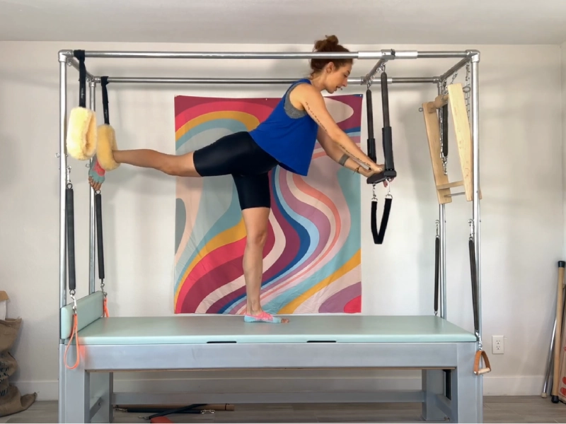 Đặt tay lên phần phẳng của thanh trapeze.