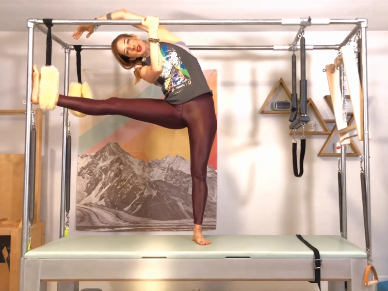Bài tập Ballet Stretches Side trên Cadillac