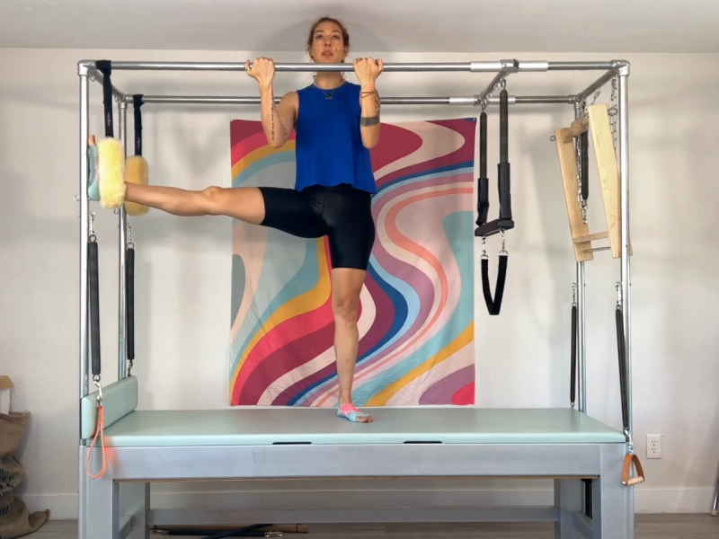 Tư thế chuẩn bị thực hiện động tác Ballet Stretches Side trên Cadillac.
