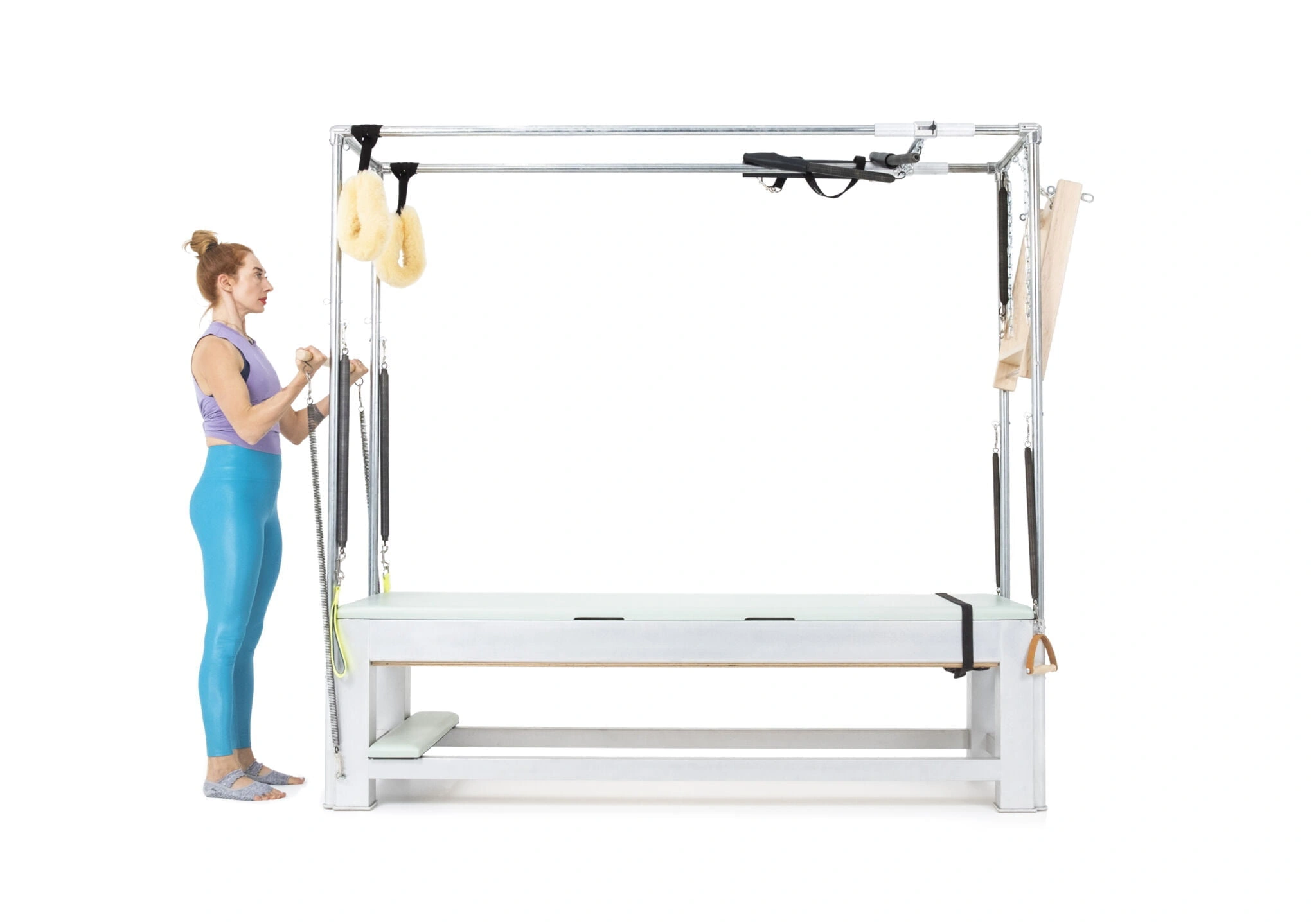 bai-tap-pilates-bicep-curls-with-roll-back-bar-tren-cadillac-1