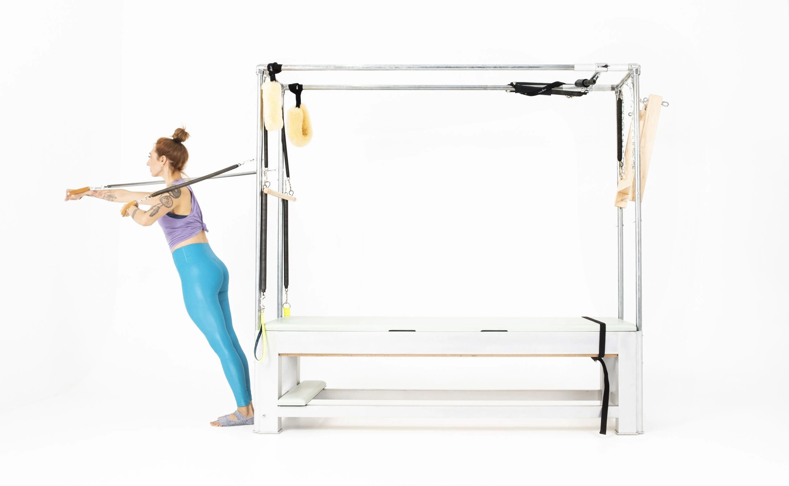 bai-tap-pilates-boxing-with-standing-arm-springs-tren-cadillac-2