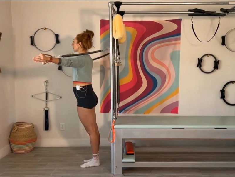 Tư thế chuẩn bị thực hiện động tác Butterfly with Standing Arm Springs trên Cadillac