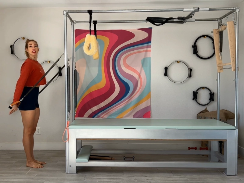 Thực hiện động tác Chest Expansion with Standing Arm Springs trên Cadillac