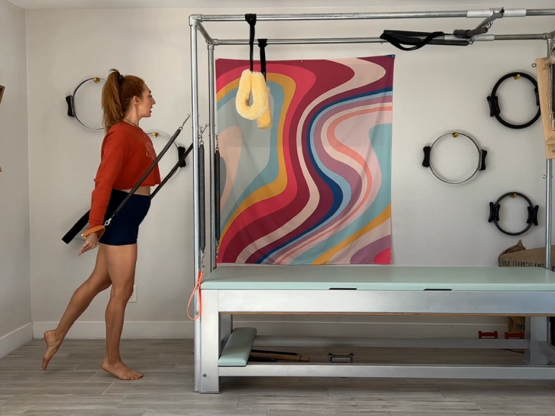 Biến thể của động tác Chest Expansion with Standing Arm Springs trên Cadillac