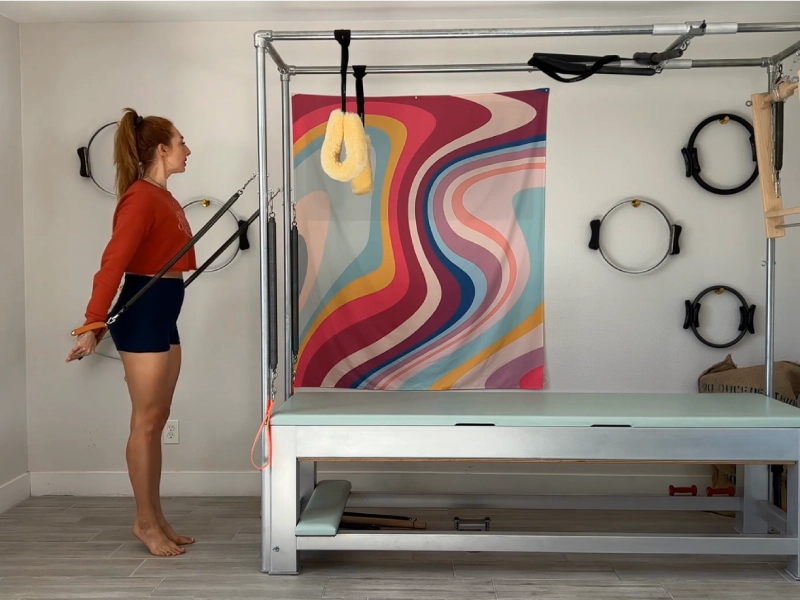 Biến thể của động tác Chest Expansion with Standing Arm Springs trên Cadillac