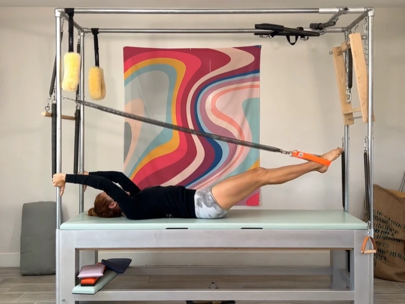Cách thực hiện bài tập Pilates Frogs with Leg Springs trên Cadillac
