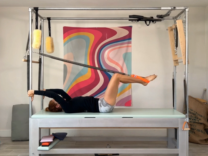 Cách thực hiện bài tập Pilates Frogs with Leg Springs trên Cadillac