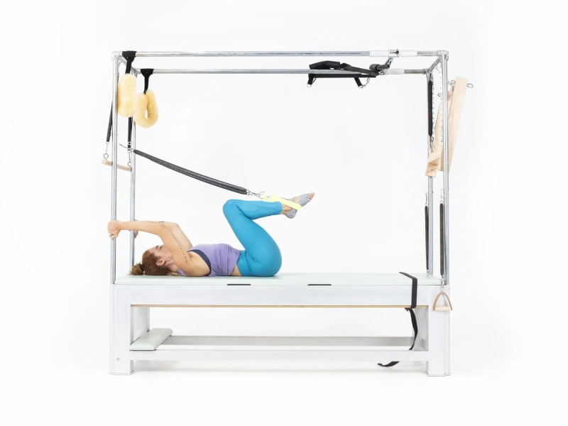 Động tác Frogs with Leg Springs trên Cadillac giúp tăng cường sức mạnh cơ chân và đùi.