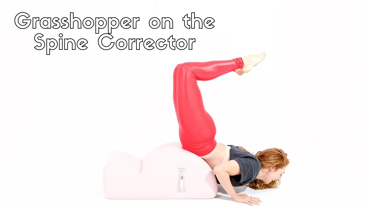 bai-tap-pilates-grasshopper-tren-spine-corrector-1