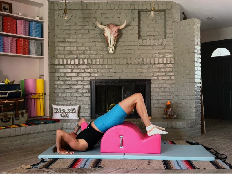 Các bước thực hiện bài tập Pilates High Bridge trên Spine Corrector.