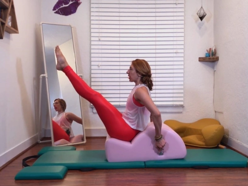 Bài tập Pilates Hip Circles trên Spine Corrector.