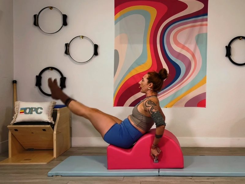 Các bước thực hiện bài tập Pilates Hip Circles trên Spine Corrector