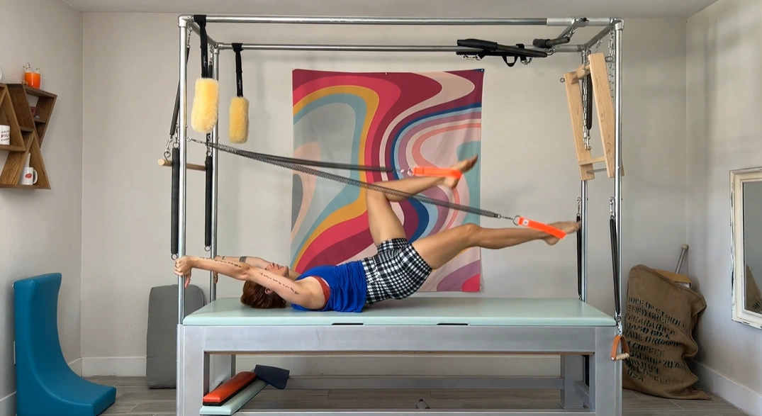 bai-tap-pilates-in-the-air-with-leg-springs-tren-cadillac-5