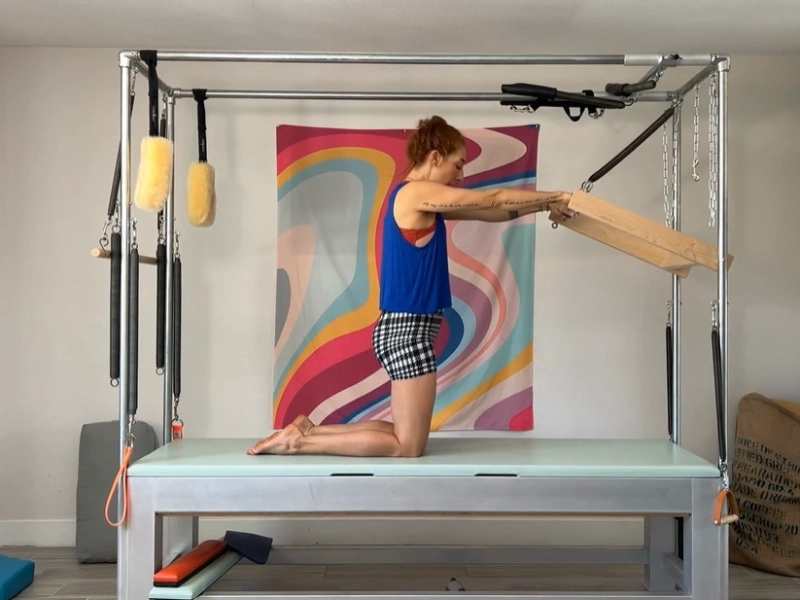 Chuẩn bị tư thế thực hiện động tác Kneeling Push Thru trên Cadillac.