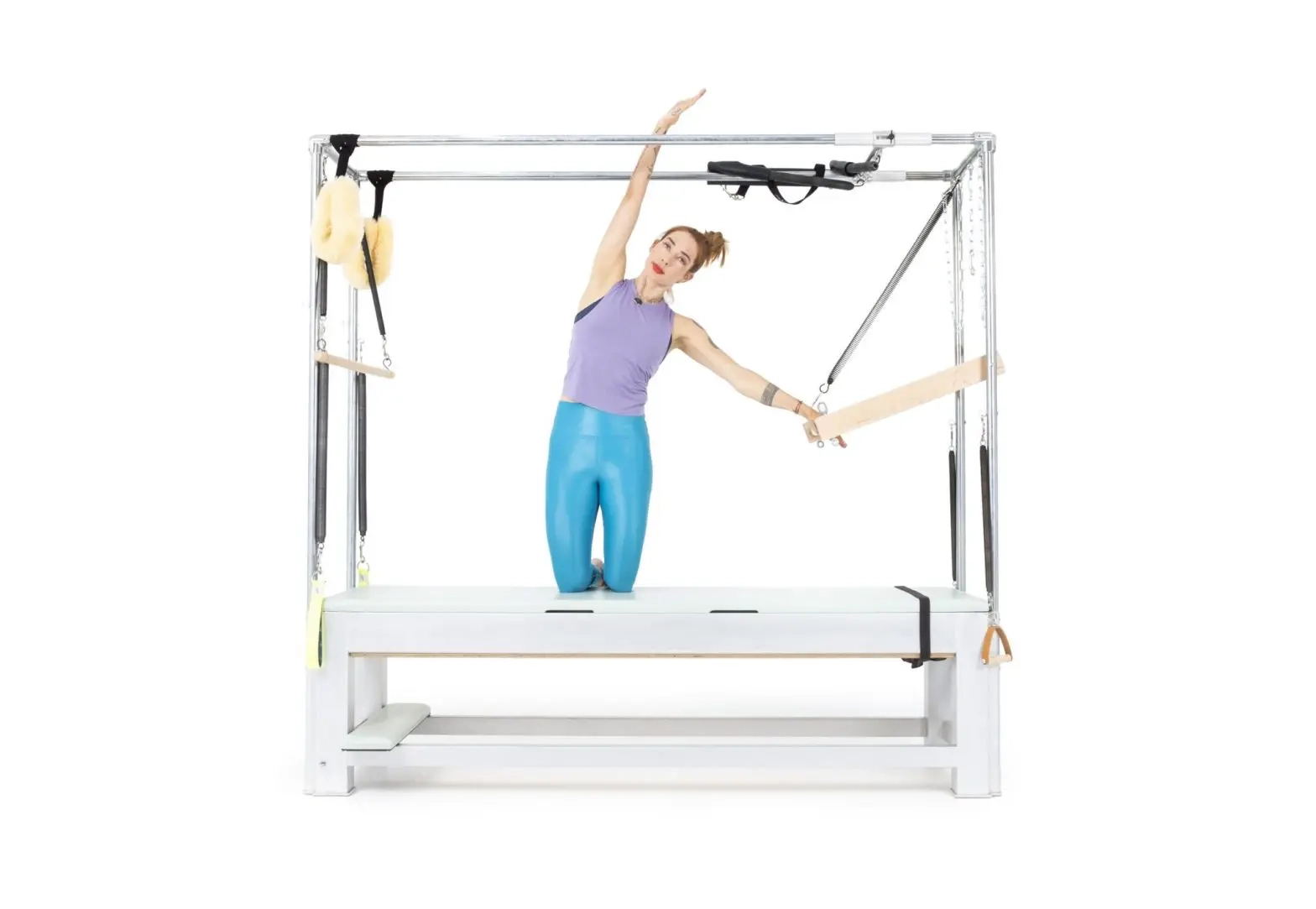 bai-tap-pilates-kneeling-side-bend-with-push-thru-bar-tren-cadillac-2