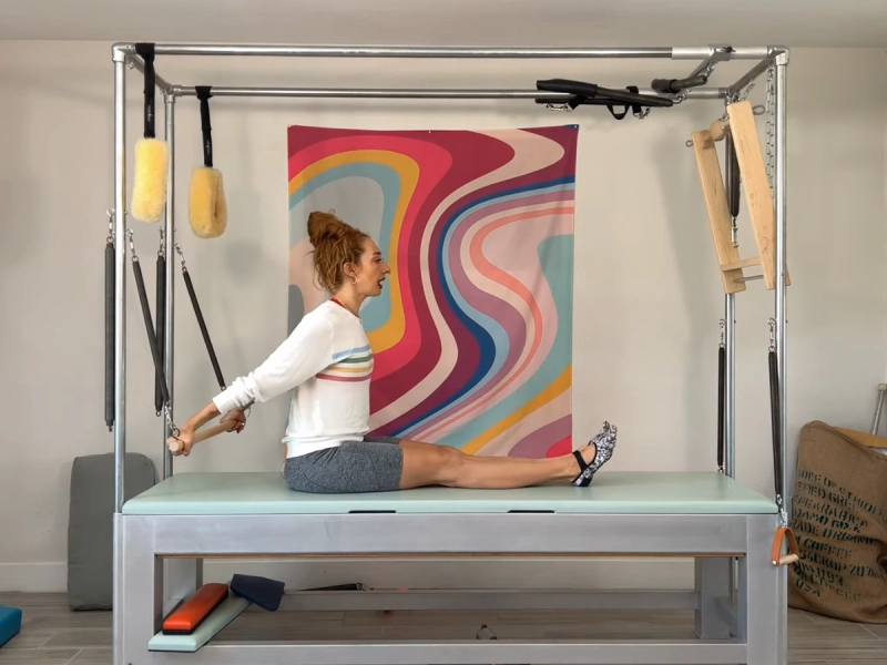 Tư thế chuẩn bị thực hiện Long Back Arms Seated with Roll Back Bar trên Cadillac