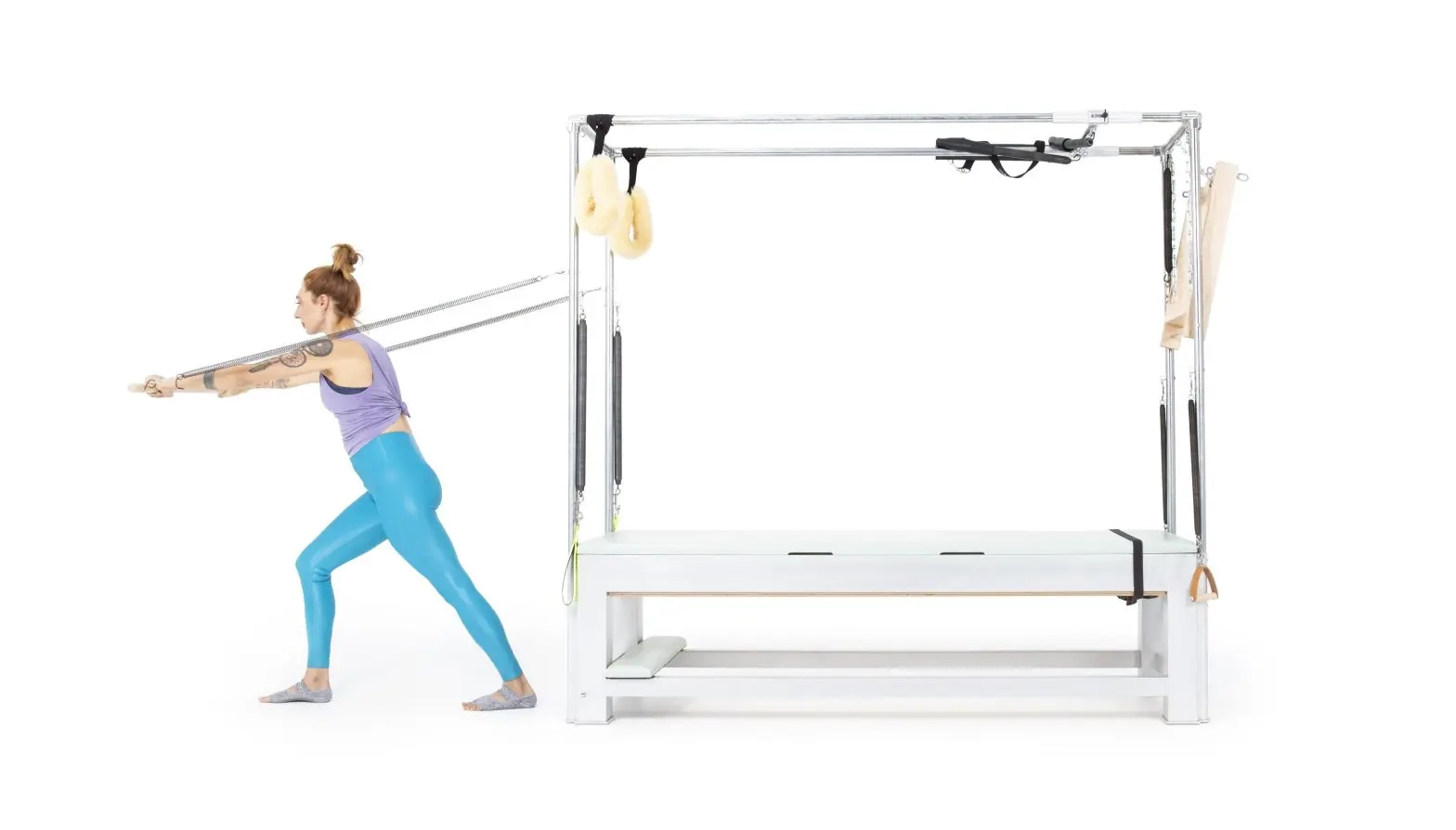 bai-tap-pilates-lunge-from-the-chest-with-roll-back-bar-tren-cadillac-1