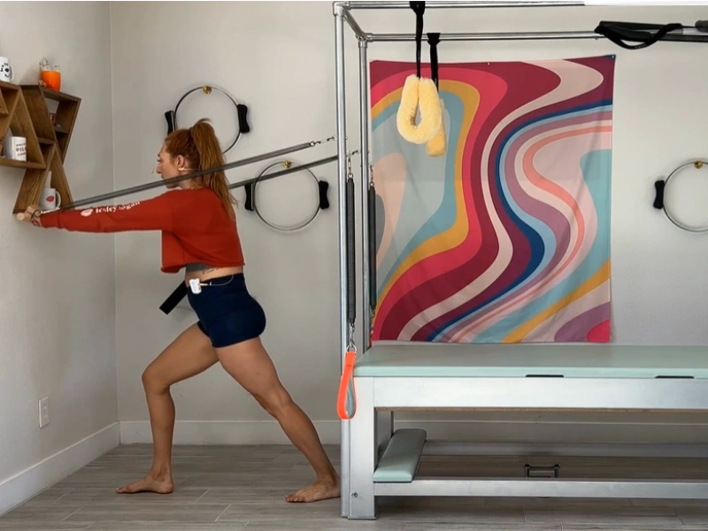 Các bước thực hiện Lunge from the Chest with Roll Back Bar trên Cadillac