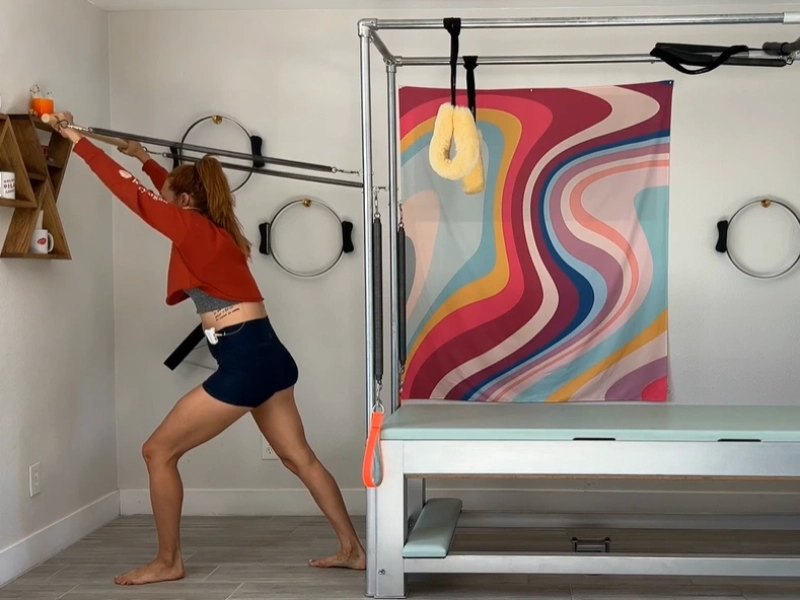 Các bước thực hiện Lunge from the Chest with Roll Back Bar trên Cadillac