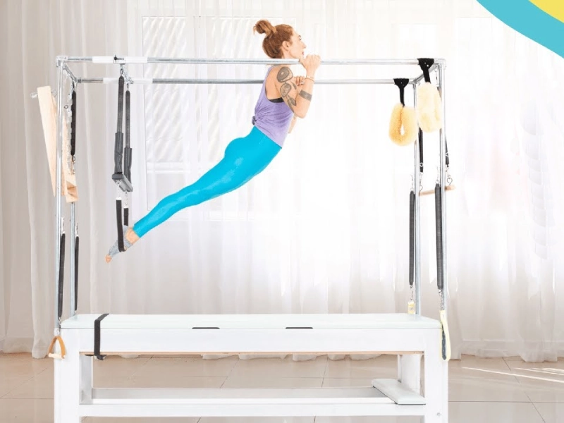 Bài tập Pull-Up with Trapeze trên Cadillac góp phần kéo giãn và làm mềm dẻo cơ thể