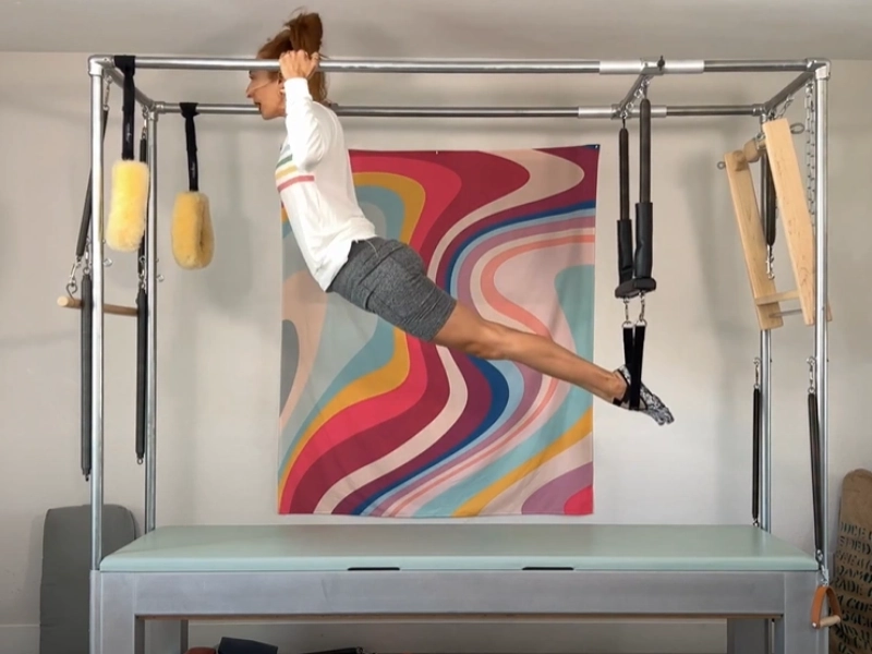 Thực hiện động tác Pull-Up with Trapeze trên Cadillac