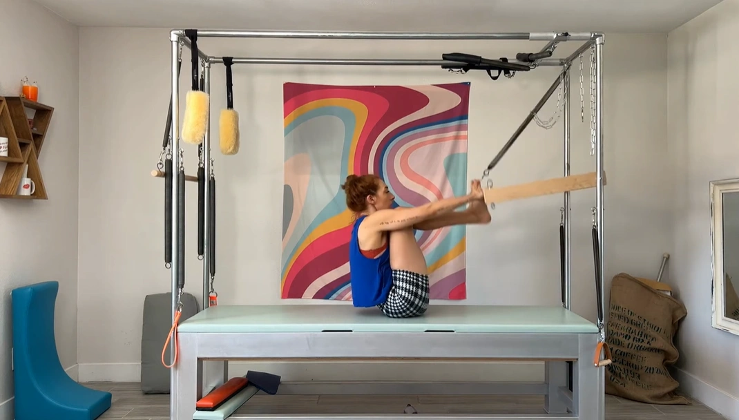 bai-tap-pilates-reverse-monkey-with-push-thru-bar-tren-cadillac-4