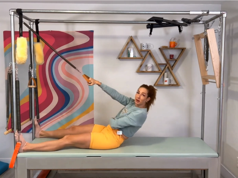 Thực hiện động tác giãn nghiêng (side stretch)