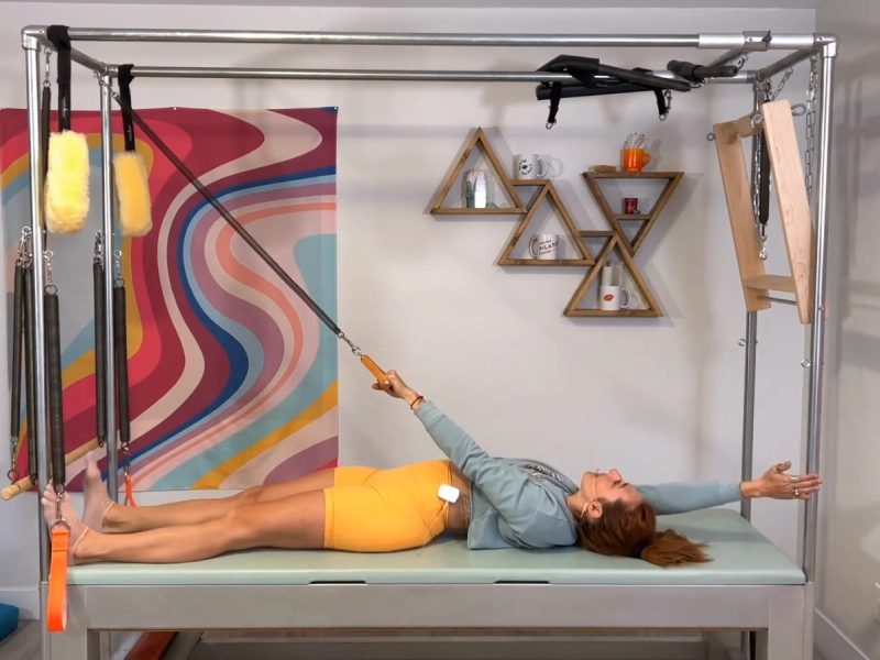 Thực hiện động tác giãn nghiêng (side stretch)