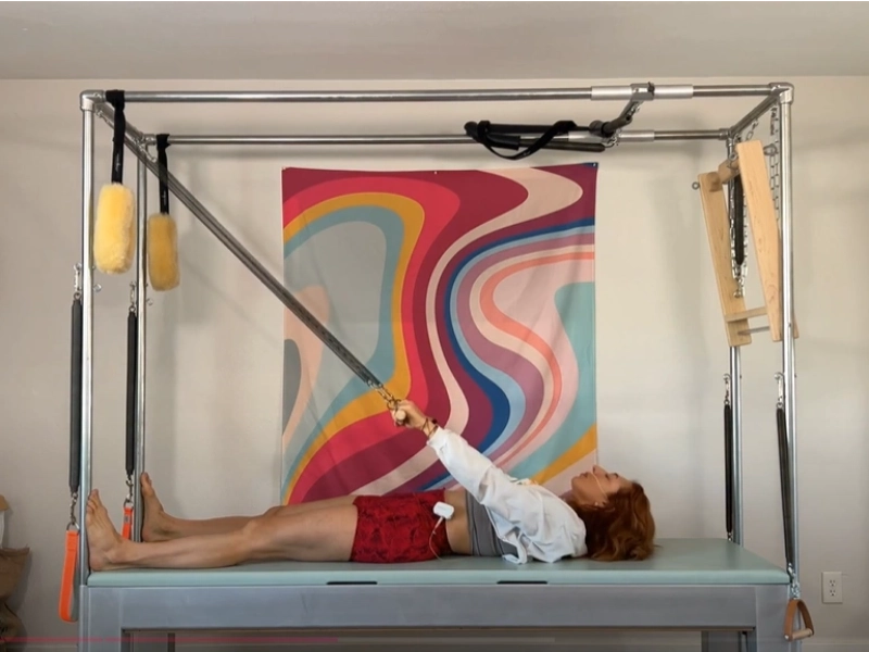 Thực hiện động tác cuộn lưng (Roll Down)
