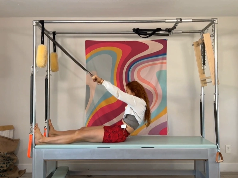 Thực hiện động tác cuộn lưng (Roll Down)