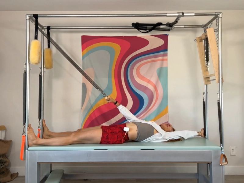 Thực hiện biến thể Side Stretch (Kéo giãn thân bên).